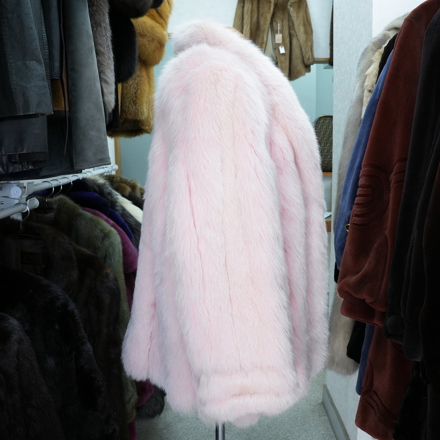 Pink Dyed SAGA ROYAL FOX Coat Soft and Fluffy - Genuine Vintage Fur From Japan
