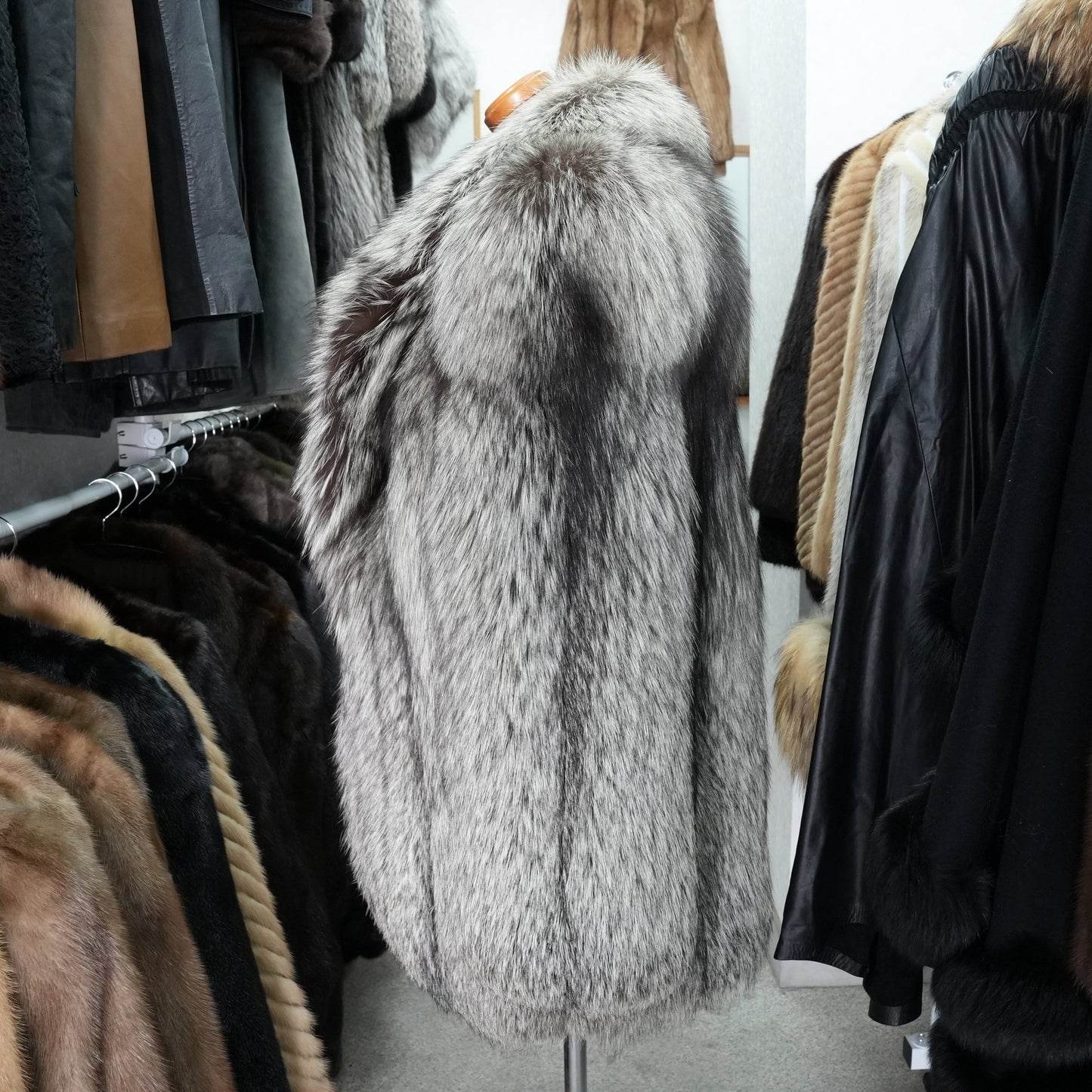 SAGA ROYAL FOX Silver Fox Soft and Fluffy - Genuine Vintage Fur Japan