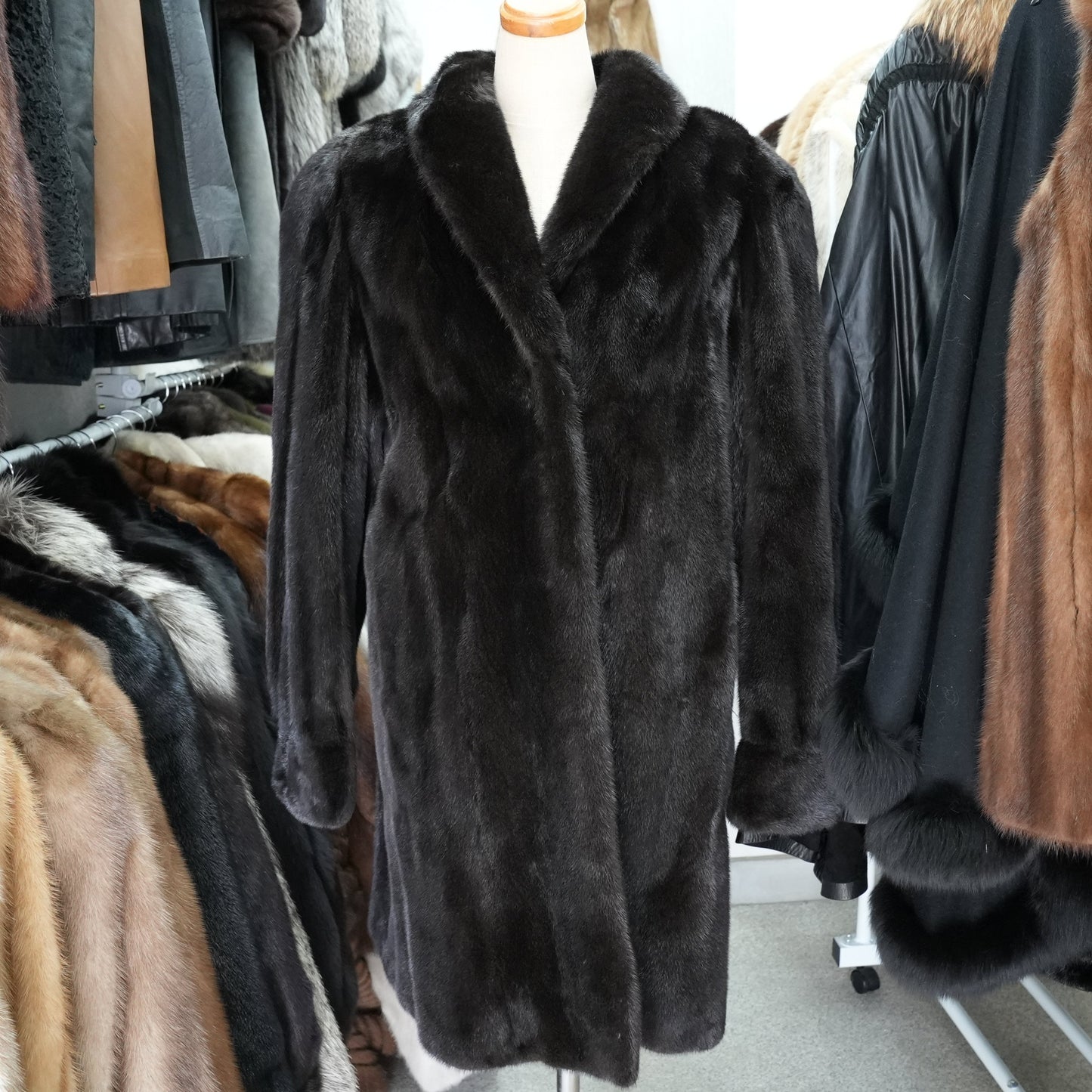 BLACKGLAMA Mink Coat Substantial and luxurious - Genuine Vintage Fur From Japan