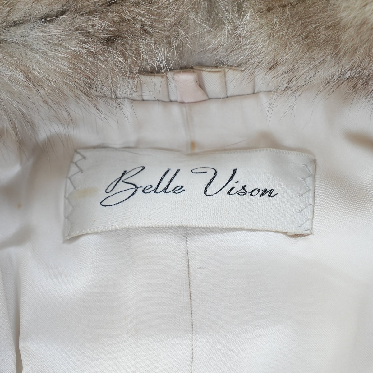 SAGA ROYAL Nordic Fox Fur Coat Soft and Fluffy - Genuine Vintage Fur From Japan