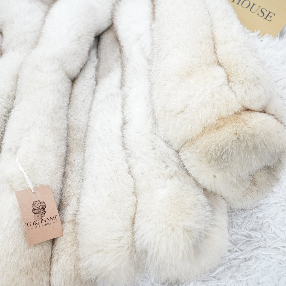 Blue Fox SAGA Fox Coat Soft and Fluffy - Genuine Vintage Fur From Japan