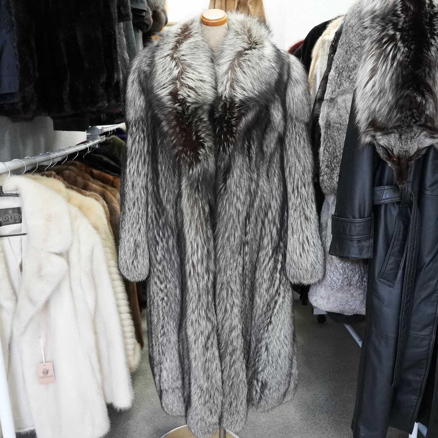 Silver Fox Long Coat SAGA FOX Soft & Fluffy - Genuine Vintage Fur From Japan