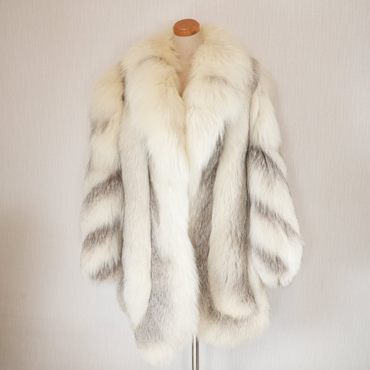 Scallop Shadow Fox and Frost Fox Fur elegant Coat Soft and Fluffy - Genuine Vintage Fur From Japan