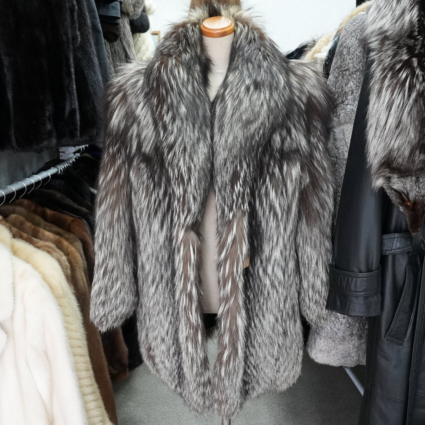 Silver Fox Fur Coat Soft & Fluffy SAGA FOX - Genuine Vintage Fur From Japan