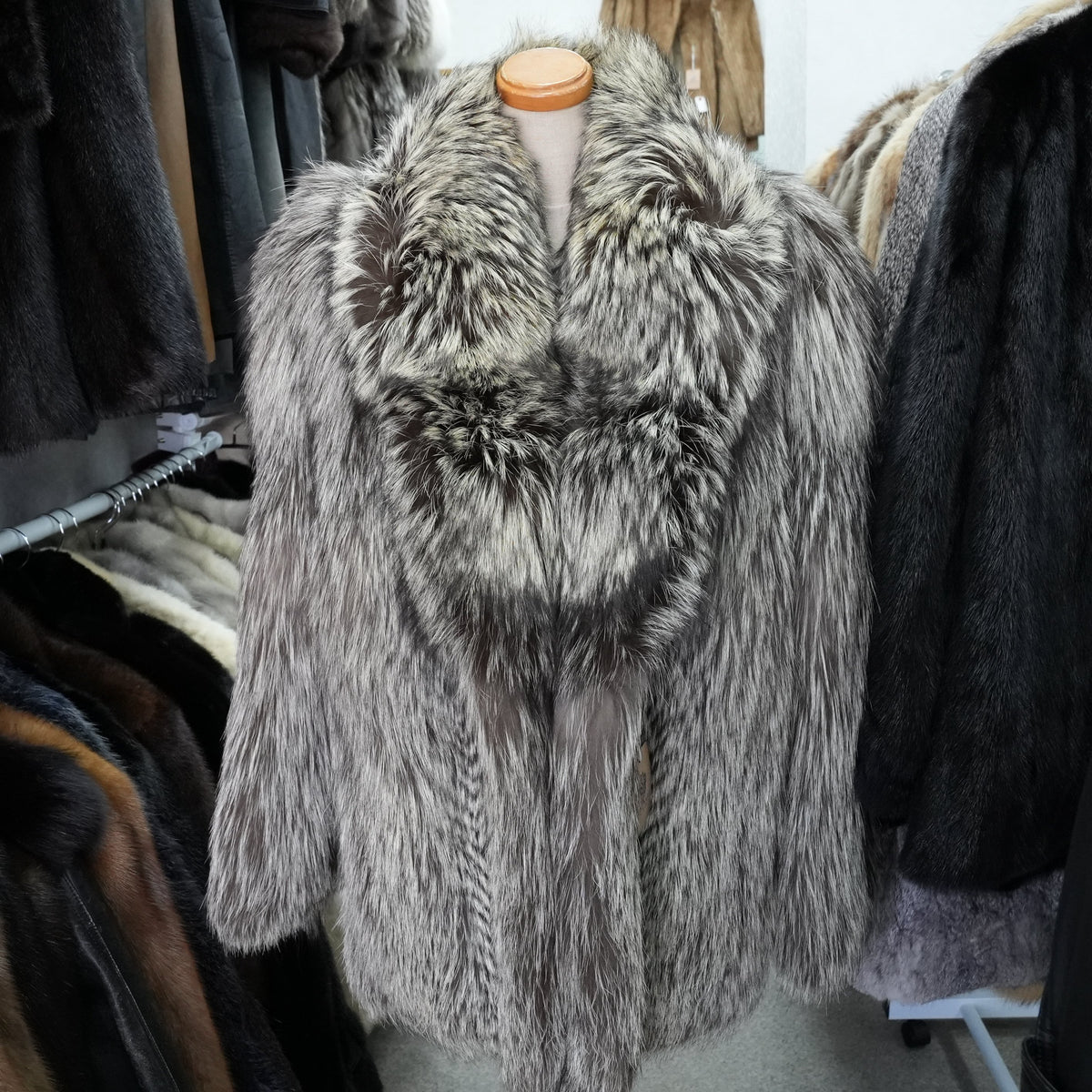 Silver Fox Fur Coat SAGA FOX - Genuine Vintage Fur From Japan