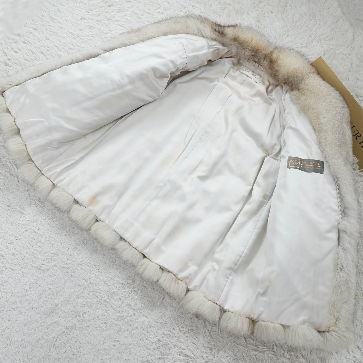 SAGA ROYAL Nordic Fox Fur Coat Soft and Fluffy - Genuine Vintage Fur From Japan