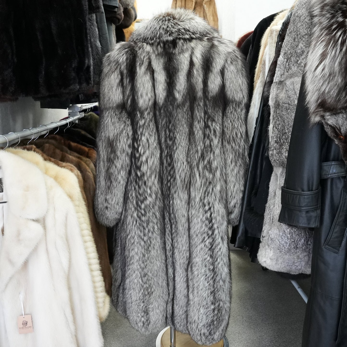 Silver Fox Long Coat SAGA FOX Soft & Fluffy - Genuine Vintage Fur From Japan