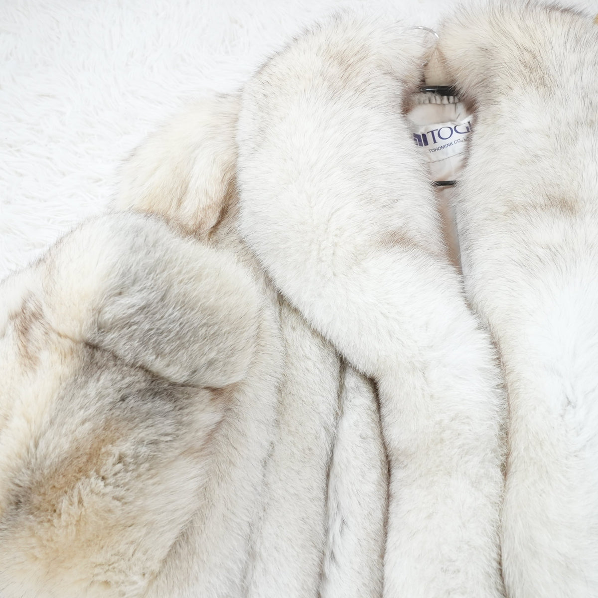 Blue Fox SAGA Fox Coat Soft and Fluffy - Genuine Vintage Fur From Japan