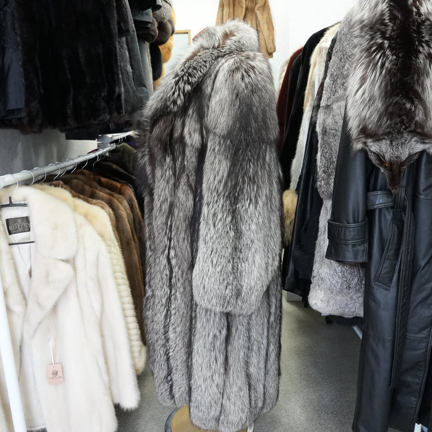Silver Fox Long Coat SAGA FOX Soft & Fluffy - Genuine Vintage Fur From Japan