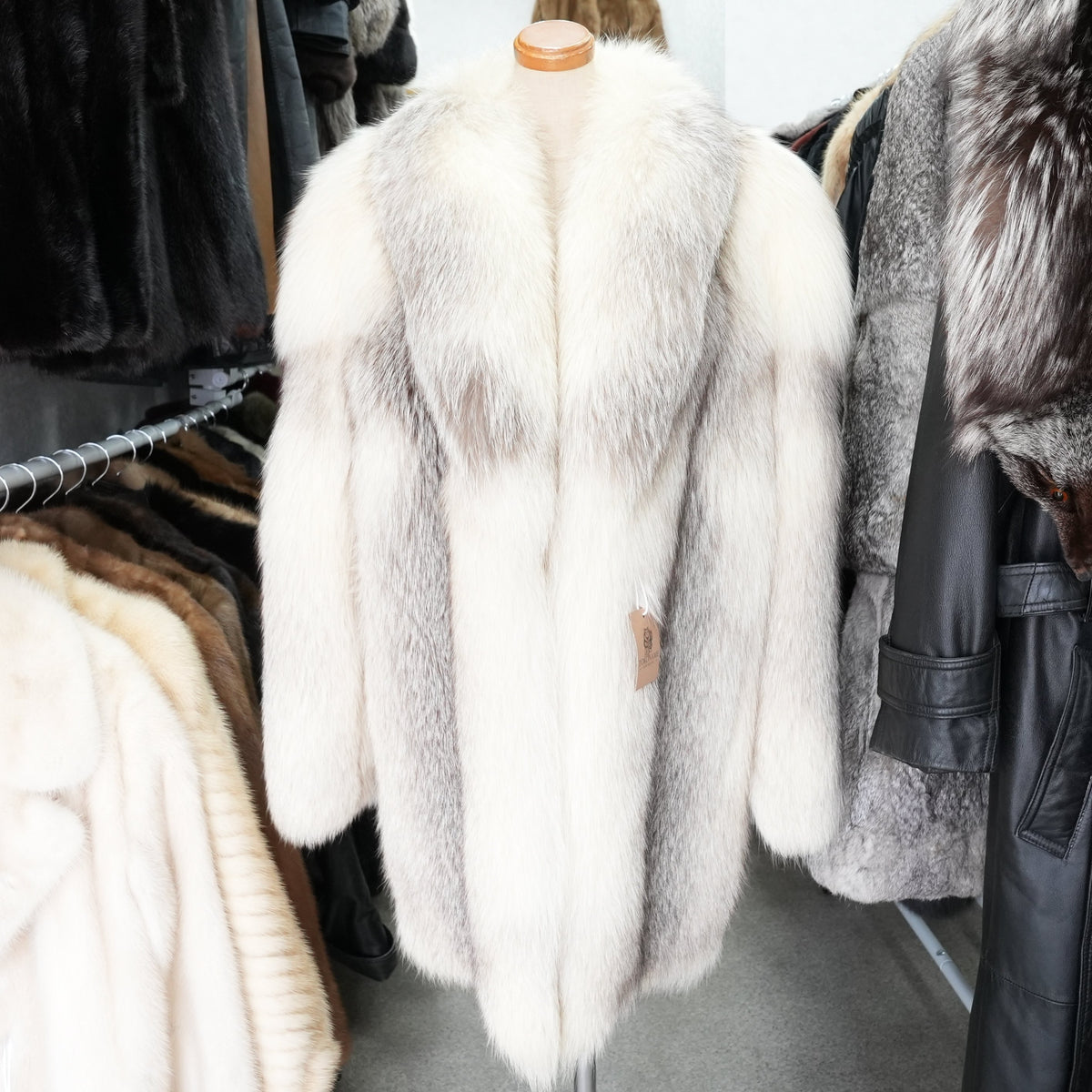 Platinum SAGA ROYAL Fox Fur Coat Soft and Fluffy - Genuine Vintage Fur From Japan