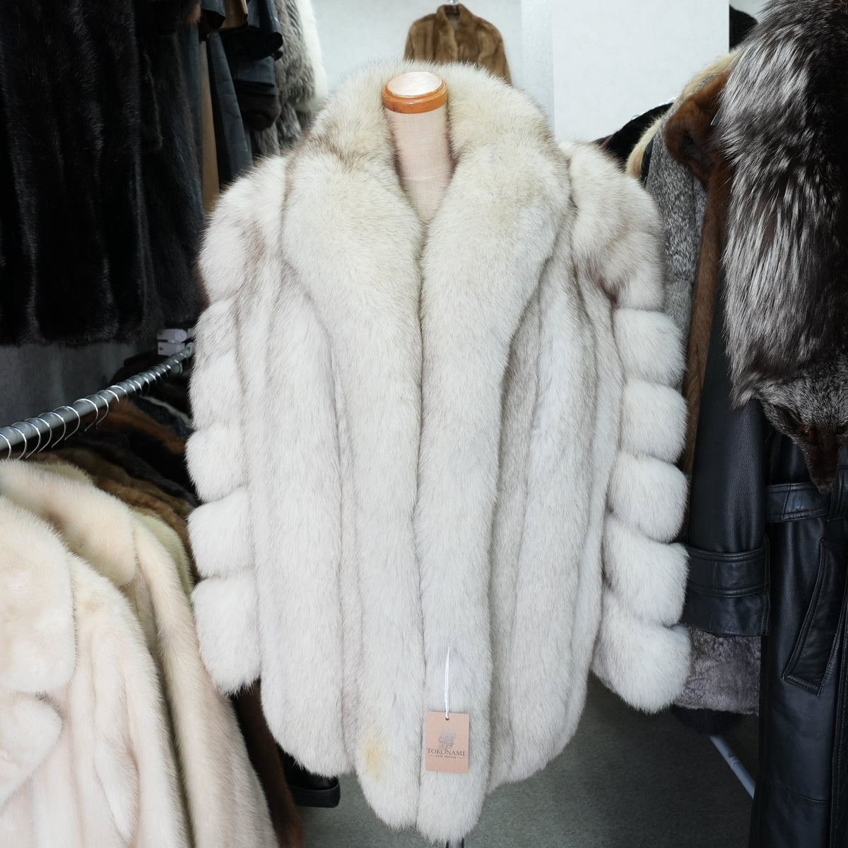 SAGA ROYAL Nordic Fox Fur Coat Soft and Fluffy - Genuine Vintage Fur From Japan