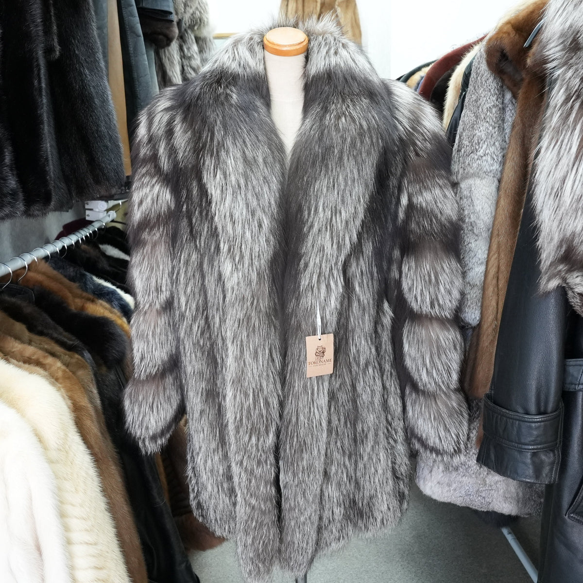 Silver Fox Fur Coat SAGA FOX Soft and Fluffy - Genuine Vintage Fur From Japan