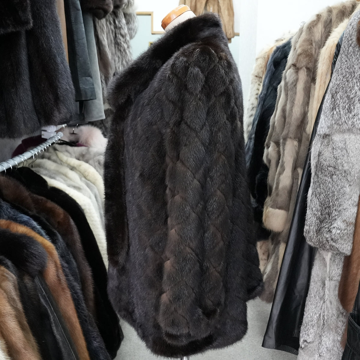 Dark Mink diamond-cut design and a bow tie detail - Genuine Vintage Fur From Japan