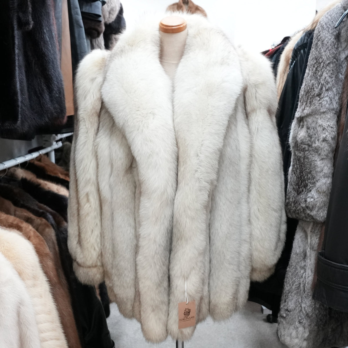 Blue Fox SAGA Fox Coat Soft and Fluffy - Genuine Vintage Fur From Japan